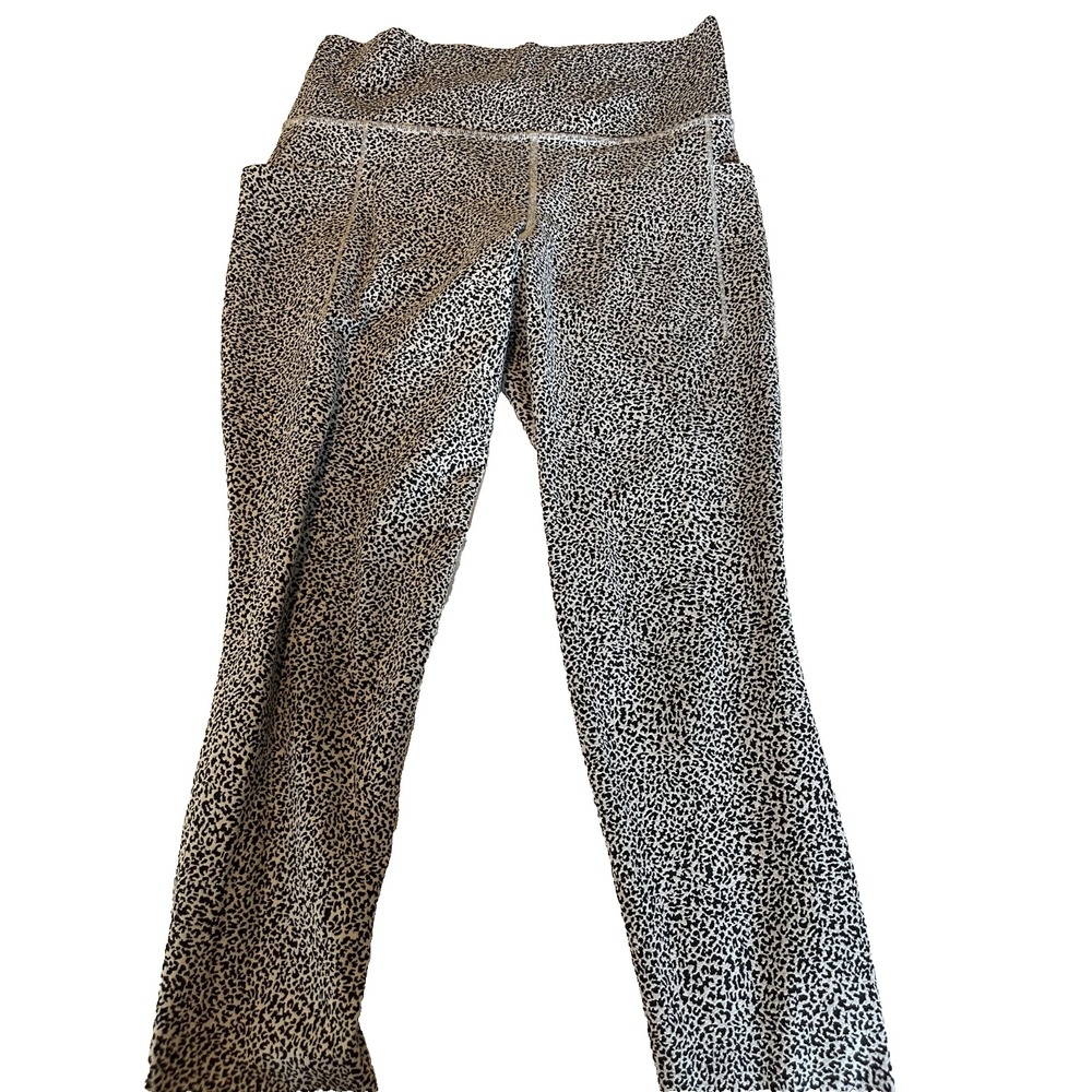 Athleta Salutation Stash Textured Capri Size M Micro Cheetah High Waist Leggings